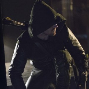 Stephen Amell in una scena dell'episodio Lone Gunmen della prima stagione di Arrow