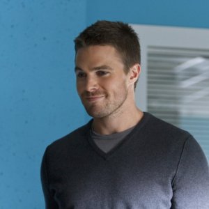 Arrow: Stephen Amell in una scena dell'episodio Lone Gunmen