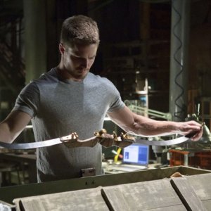 Stephen Amell in una scena dell'episodio Lone Gunmen della serie televisiva Arrow, prima stagione