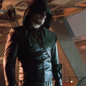 Stephen Amell in una scena dell'episodio Lone Gunmen della serie TV Arrow, prima stagione