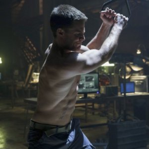 Stephen Amell in una scena dell'episodio Lone Gunmen della prima stagione della serie Arrow
