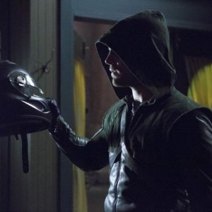 Stephen Amell in una scena per l'episodio Muse of Fire della prima stagione della serie Arrow