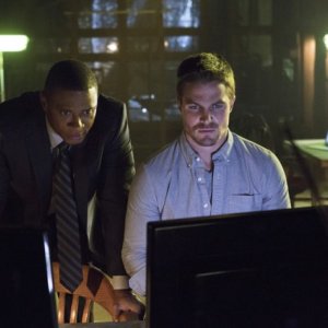 David Ramsey con Stephen Amell in una scena dell'episodio Legacies della prima stagione di Arrow