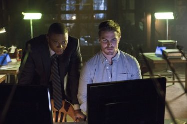 David Ramsey con Stephen Amell in una scena dell'episodio Legacies della prima stagione di Arrow