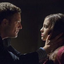 Tahmoh Penikett Con Jessica De Gouw In Una Foto Promozionale Per L Episodio Muse Of Fire Della Prima 257578