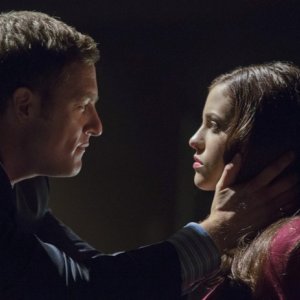 Tahmoh Penikett con Jessica De Gouw in una scena dell'episodio Muse of Fire della prima stagione di Arrow