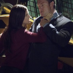 Tahmoh Penikett e Jessica De Gouw in una scena dell'episodio Muse of Fire della serie Arrow