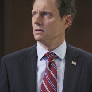 Tony Goldwin in una scena dell'episodio The Other Woman della seconda stagione di Scandal