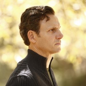 Tony Goldwin in una scena dell'episodio Hunting Season della seconda stagione di Scandal