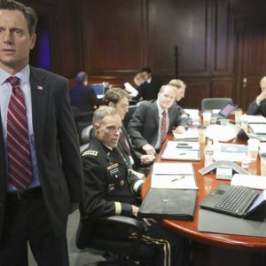 Tony Goldwin in una scena dell'episodio The Other Woman della seconda stagione della serie TV Scandal