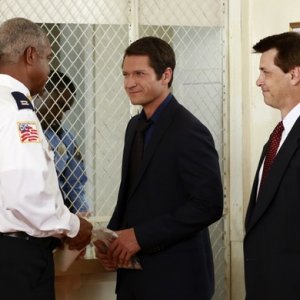 William Charles Mitchell e Creighton James in una scena dell'episodio Beltway Unbuckled della seconda stagione di Scandal