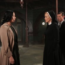 American Horror Story, Asylum - Jessica Lange e Franka Potente nell'episodio I Am Anne Frank (parte 2) con David Chisum