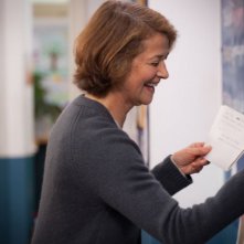 Tutto parla di te: Charlotte Rampling sorride sul set del film