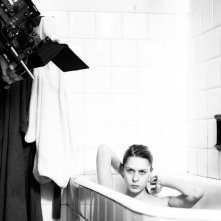 Tutto parla di te: Elena Radonicich nella vasca da bagno sul set del film