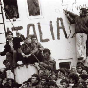 Anija - La nave: una scena del documentario sullo sbarco della nave albanese