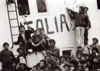 Anija - La nave: una scena del documentario sullo sbarco della nave albanese