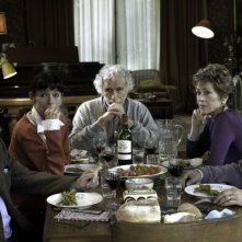 E se vivessimo tutti insieme?: il cast in una scena del film