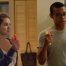 Elisabeth Hower e Jordan Carlos in una scena dell'episodio Sextipated della prima stagione della serie In cerca di Jane