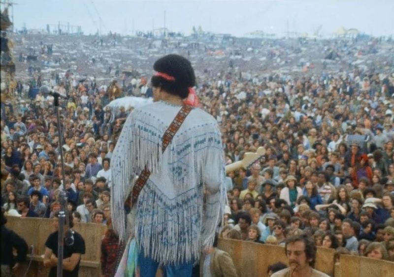 Hendrix 70. Live at Woodstock: Jimi Hendrix di spalle sul leggendario palco