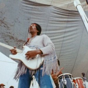 Hendrix 70. Live at Woodstock: Jimi Hendrix ripreso dal basso in una scena del documentario