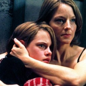 Kristen Stewart con Jodie Foster in una sequenza di Panic Room