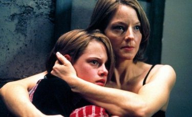 Kristen Stewart con Jodie Foster in una sequenza di Panic Room