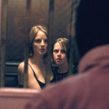 Kristen Stewart con Jodie Foster in una sequenza di Panic Room di David Fincher