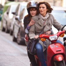 L'amore è imperfetto: Lorena Cacciatore in motorino con Anna Foglietta in una scena del film