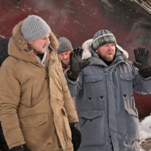 Liam Neeson con il regista del film Joe Carnahan sul set di The Grey