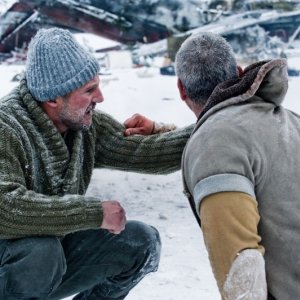 Liam Neeson e Ben Bray in The Grey