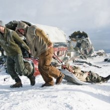 Liam Neeson e Ben Bray in una movimentata scena di The Grey