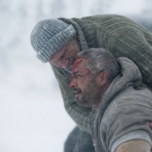 Liam Neeson e Ben Bray in una scena di The Grey