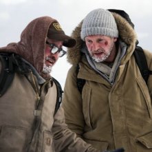 Liam Neeson e Dermot Mulroney in una scena di The Grey