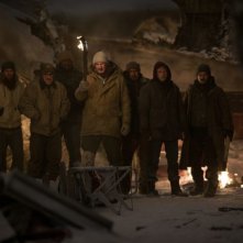 Liam Neeson insieme ai suoi compagni di squadra scampati ad un incidente aereo in The Grey