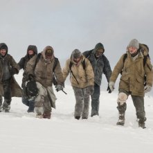 Liam Neeson insieme ai suoi compagni di sventura in una scena di The Grey