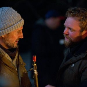 Liam Neeson insieme al regista Joe Carnahan sul set di The Grey