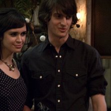 Peter Vack e Stephanie Brait in una scena dell'episodio Love Equation della prima stagione della serie In cerca di Jane