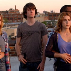 Peter Vack, Kim Shaw, Elisabeth Hower e Jordan Carlos in una scena dell'episodio Jerk or Dork della prima stagione della serie In cerca di Jane