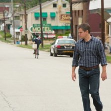 Promised Land: Matt Damon a passeggio nella cittadina in cui il film è ambientato