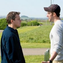 Promised Land: Matt Damon e John Krasinski discutono in una scena del film