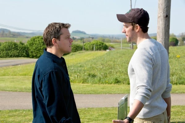 Promised Land: Matt Damon e John Krasinski discutono in una scena del film