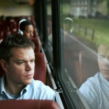 Promised Land: Matt Damon seduto su un autobus
