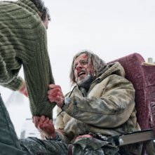 The Grey Liam Neeson Di Spalle E Joe Anderson In Una Drammatica Scena Del Film 258060