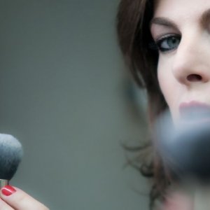 Una famiglia perfetta: lo sguardo sensuale di Claudia Gerini in una scena del film