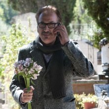Una famiglia perfetta: Marco Giallini in una scena del film al cimitero