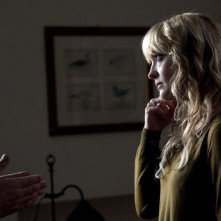 Una famiglia perfetta: Marco Giallini parla con Carolina Crescentini in una scena