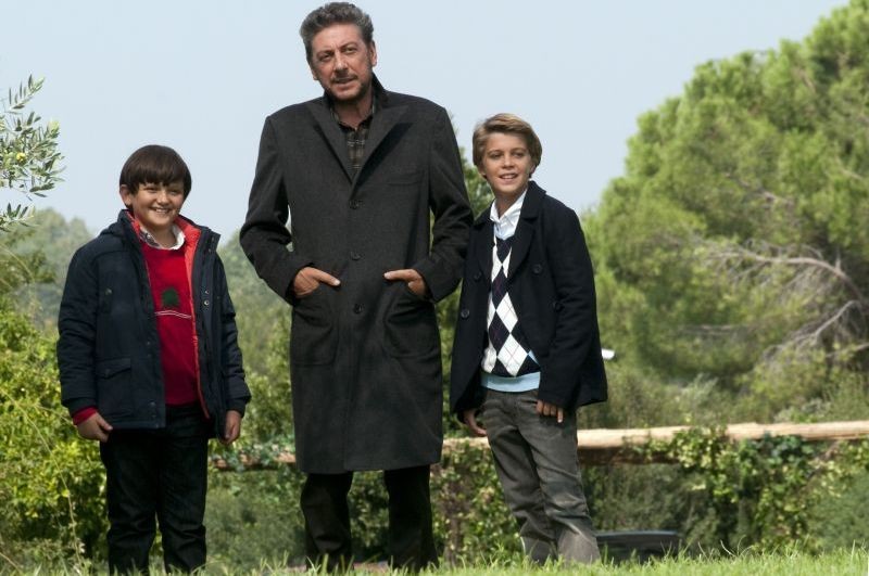 Una Famiglia Perfetta Sergio Castellitto Con Giacomo Nasta E Lorenzo Zurzolo In Una Scena Del Film 257970