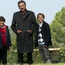 Una famiglia perfetta: Sergio Castellitto con Giacomo Nasta e Lorenzo Zurzolo in una scena del film