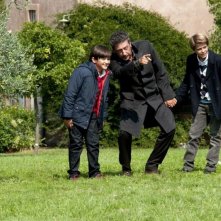 Una famiglia perfetta: Sergio Castellitto insieme a Giacomo Nasta e Lorenzo Zurzolo in una scena del film