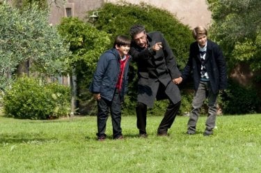 Una famiglia perfetta: Sergio Castellitto insieme a Giacomo Nasta e Lorenzo Zurzolo in una scena del film